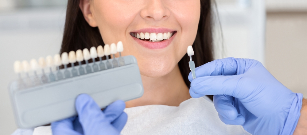 Dentist,In,Blue,Medical,Gloves,Applying,Sample,From,Tooth,Enamel