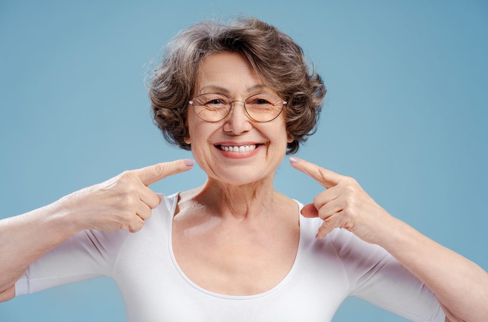 Portrait,Of,Smiling,Beautiful,Mature,Woman,Wearing,Eyeglasses,Pointing,Fingers